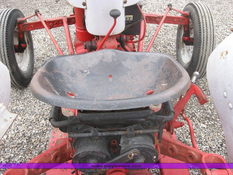 image for item 2107 Ford 800 tractor