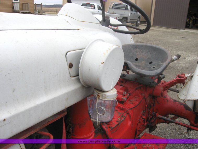 image for item 2107 Ford 800 tractor