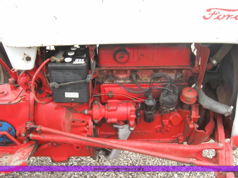 image for item 2107 Ford 800 tractor