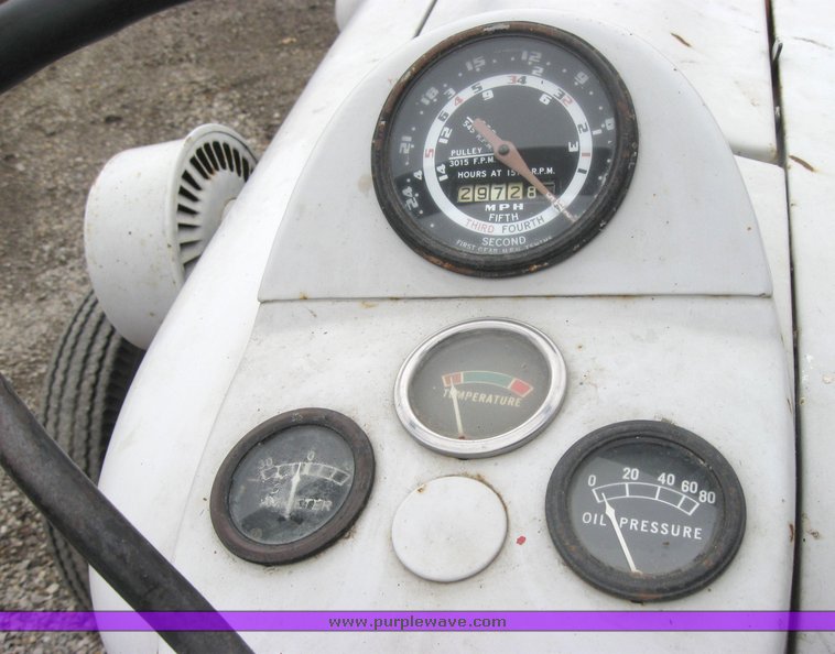 image for item 2107 Ford 800 tractor