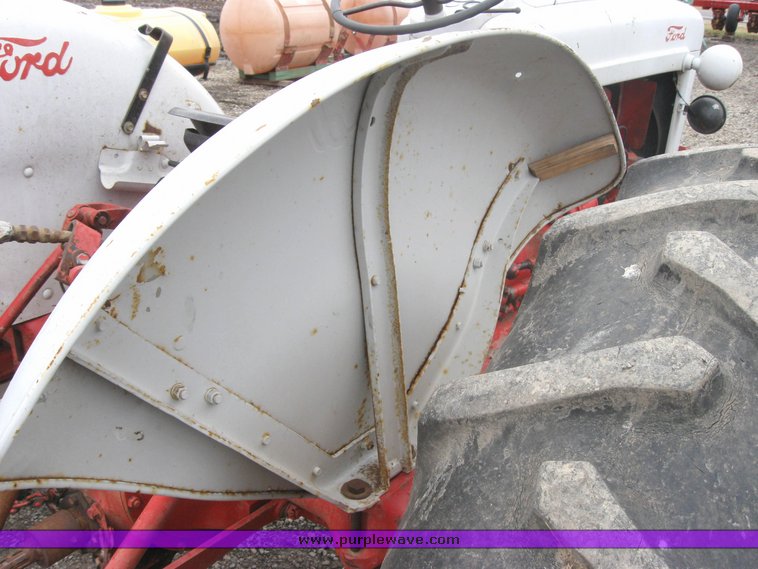 image for item 2107 Ford 800 tractor