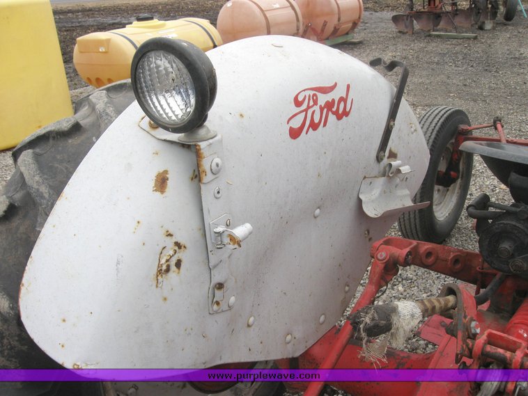 image for item 2107 Ford 800 tractor