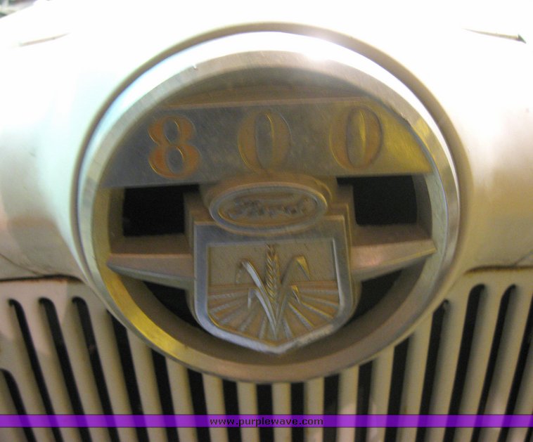 image for item 2107 Ford 800 tractor
