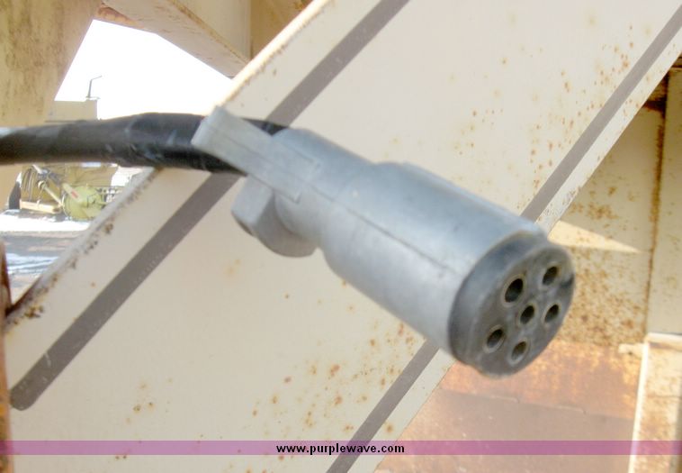 image for item 3084 1990 Donahue goose neck cattle trailer