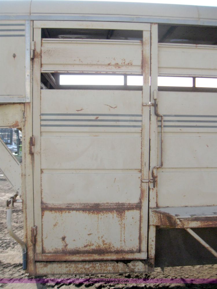 image for item 3084 1990 Donahue goose neck cattle trailer