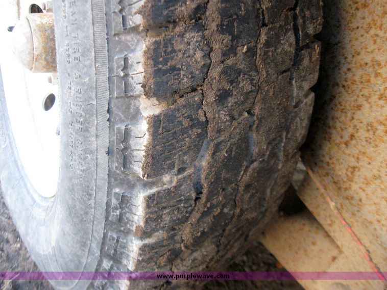 image for item 3084 1990 Donahue goose neck cattle trailer