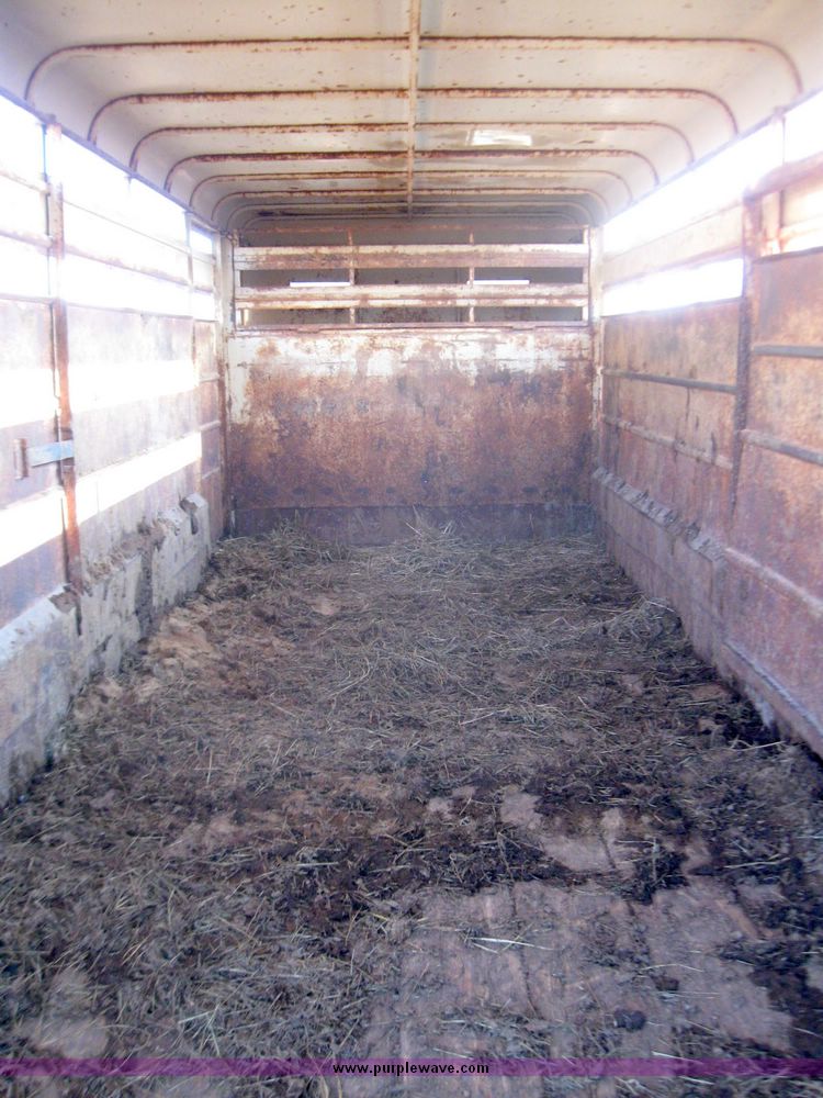 image for item 3084 1990 Donahue goose neck cattle trailer