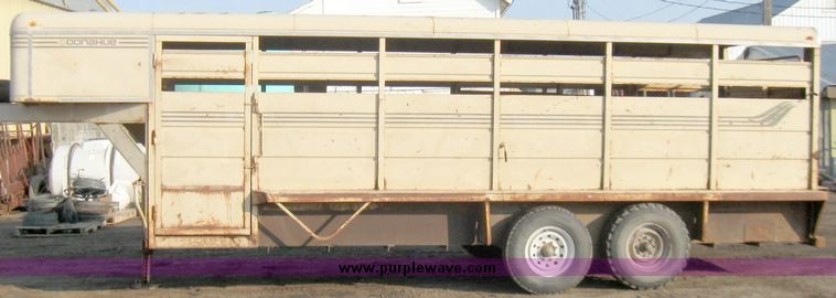image for item 3084 1990 Donahue goose neck cattle trailer