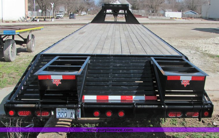 image for item 3317 2009 PJ 40' gooseneck trailer