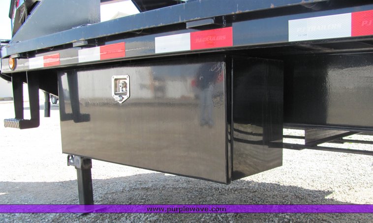 image for item 3317 2009 PJ 40' gooseneck trailer