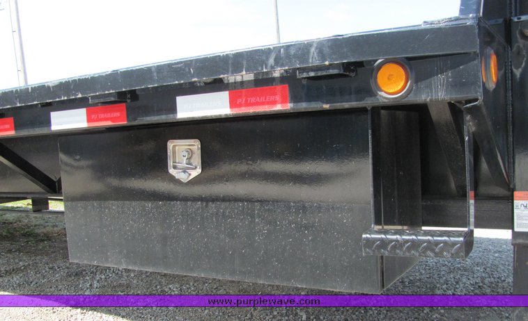 image for item 3317 2009 PJ 40' gooseneck trailer
