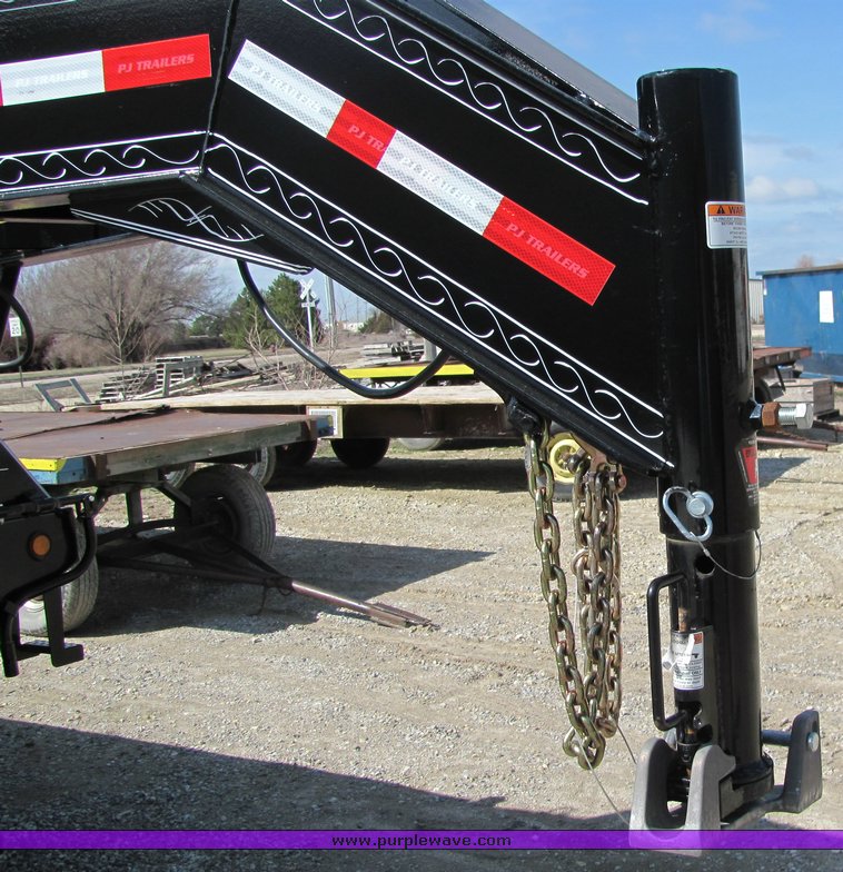 image for item 3317 2009 PJ 40' gooseneck trailer