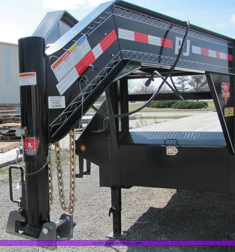 image for item 3317 2009 PJ 40' gooseneck trailer