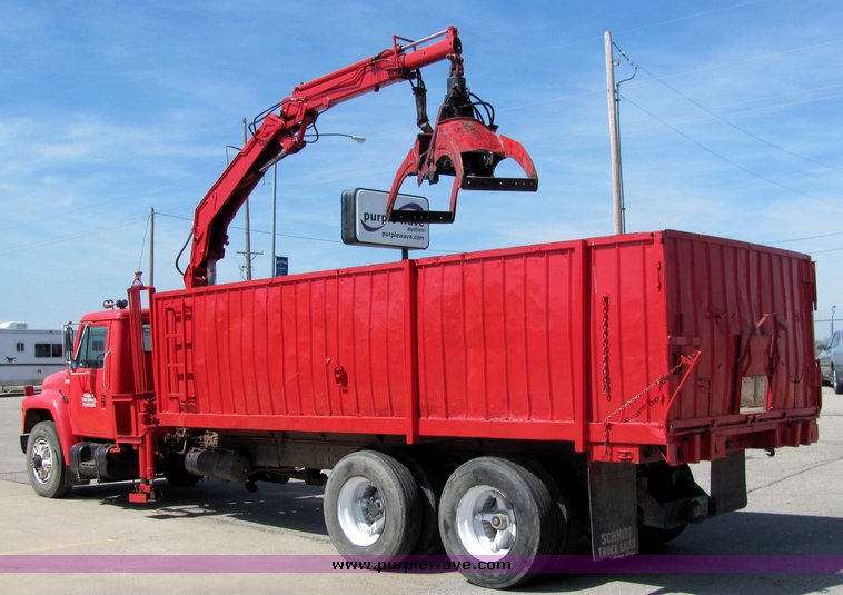 image for item 3382 1985 International S1954 tandem truck