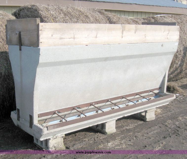 image for item 3408 Coop concrete feeder
