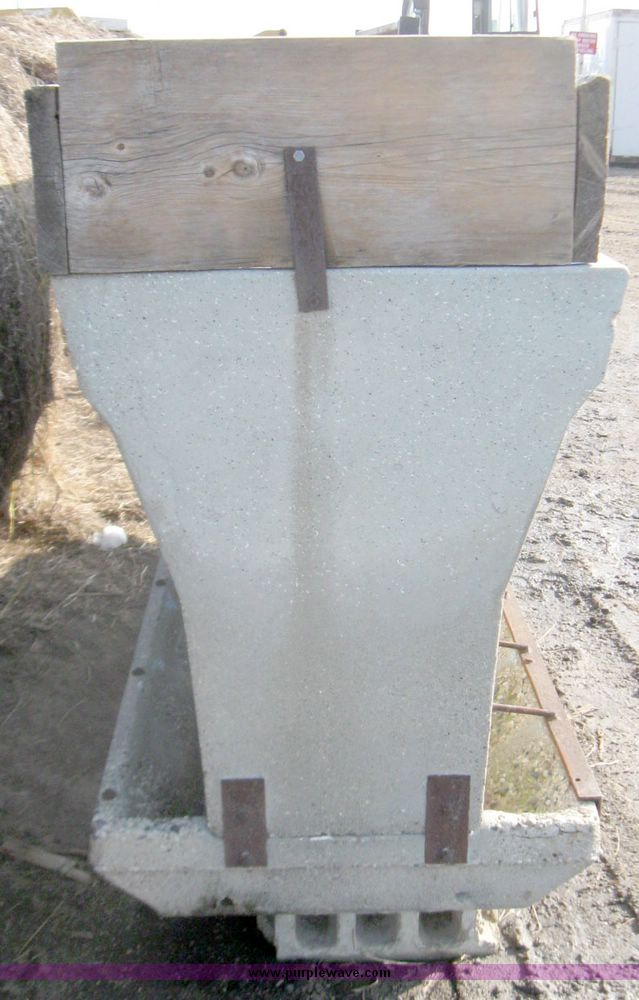 image for item 3408 Coop concrete feeder