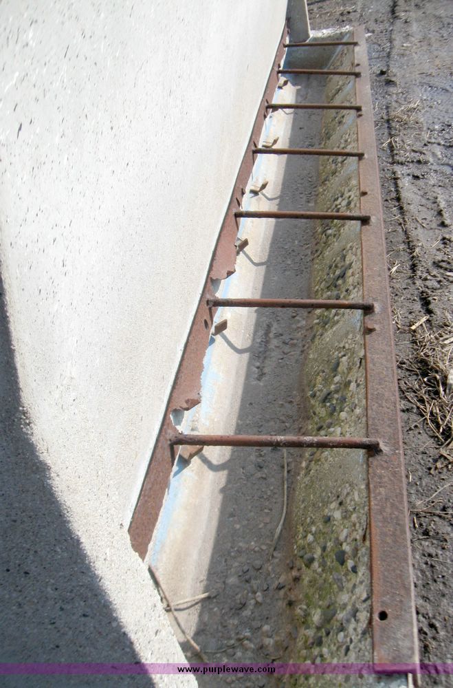 image for item 3408 Coop concrete feeder