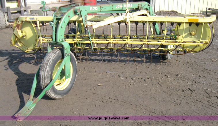 image for item 3411 John Deere 670 side delivery rake