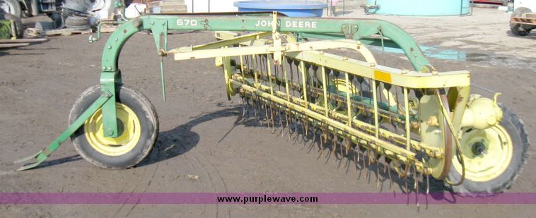 image for item 3411 John Deere 670 side delivery rake