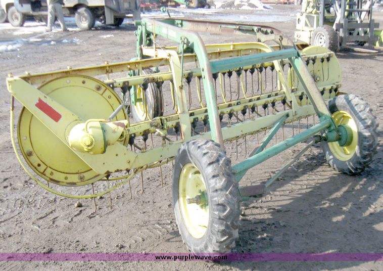 image for item 3411 John Deere 670 side delivery rake