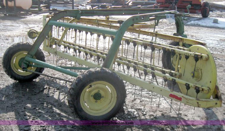 image for item 3411 John Deere 670 side delivery rake