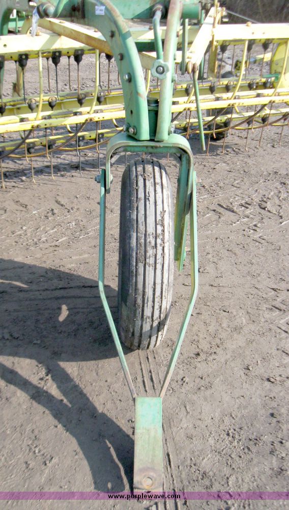 image for item 3411 John Deere 670 side delivery rake