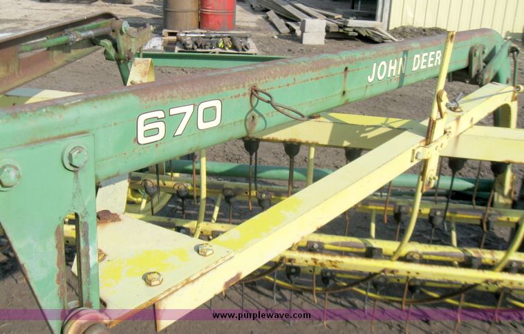 image for item 3411 John Deere 670 side delivery rake