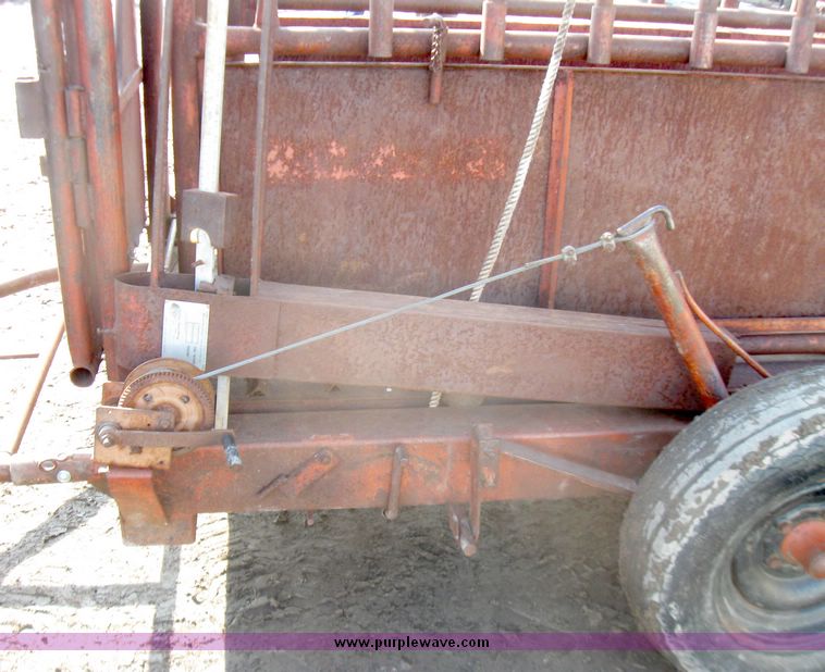 image for item 3420 Portable Squeeze chute with scale