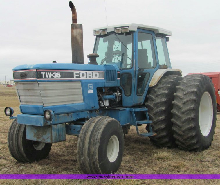 image for item 3439 1986 Ford TW25 tractor