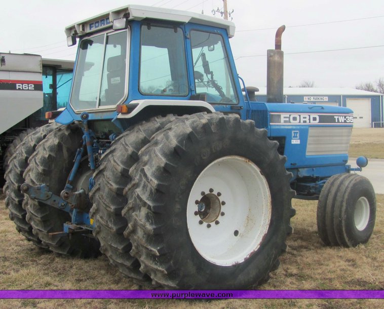 image for item 3439 1986 Ford TW25 tractor