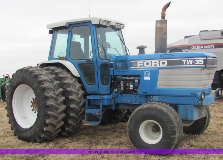 image for item 3439 1986 Ford TW25 tractor