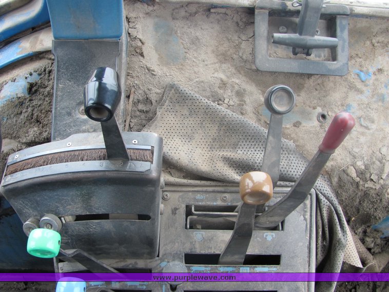 image for item 3439 1986 Ford TW25 tractor