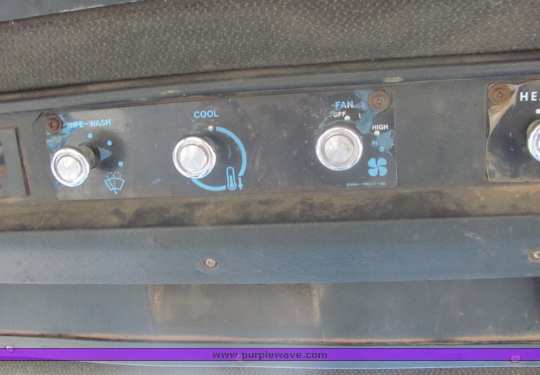 image for item 3439 1986 Ford TW25 tractor