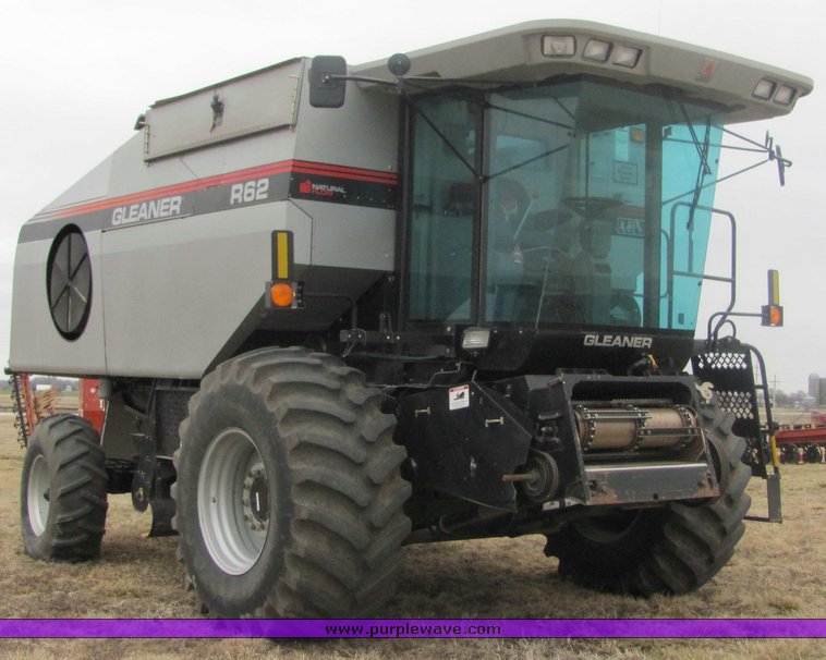 image for item 3440 2002 Gleaner R-62 combine