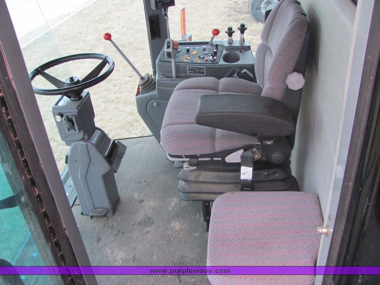 image for item 3440 2002 Gleaner R-62 combine