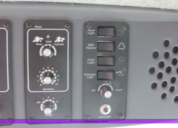 image for item 3440 2002 Gleaner R-62 combine