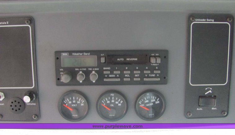 image for item 3440 2002 Gleaner R-62 combine