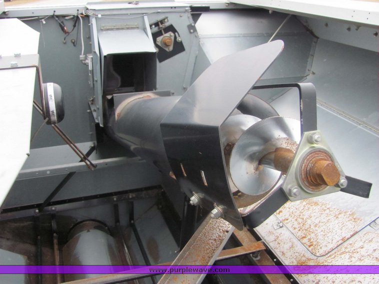 image for item 3440 2002 Gleaner R-62 combine