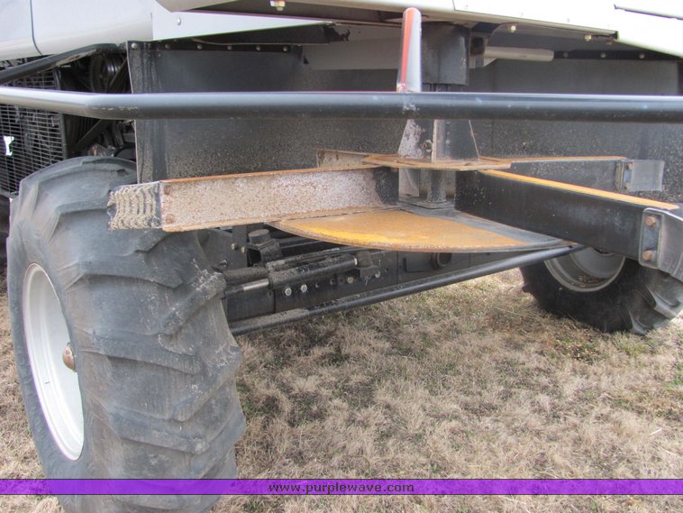 image for item 3440 2002 Gleaner R-62 combine