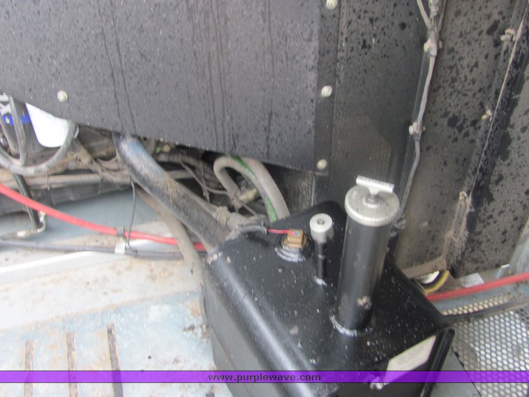 image for item 3440 2002 Gleaner R-62 combine