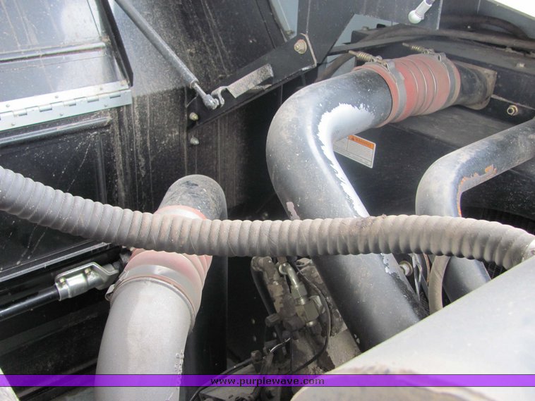 image for item 3440 2002 Gleaner R-62 combine