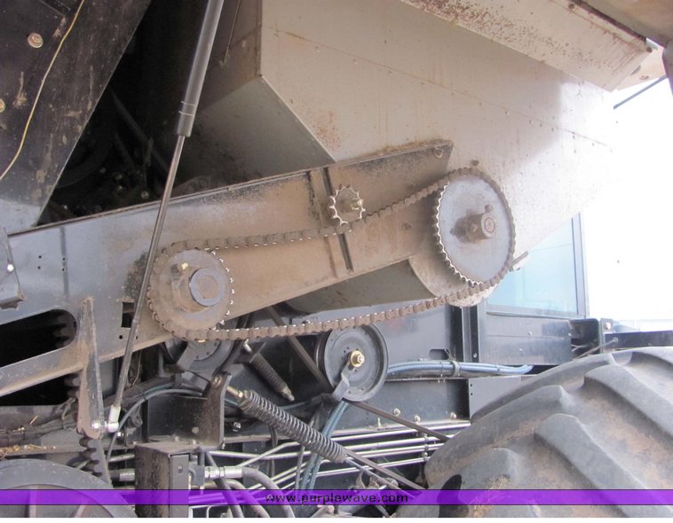 image for item 3440 2002 Gleaner R-62 combine