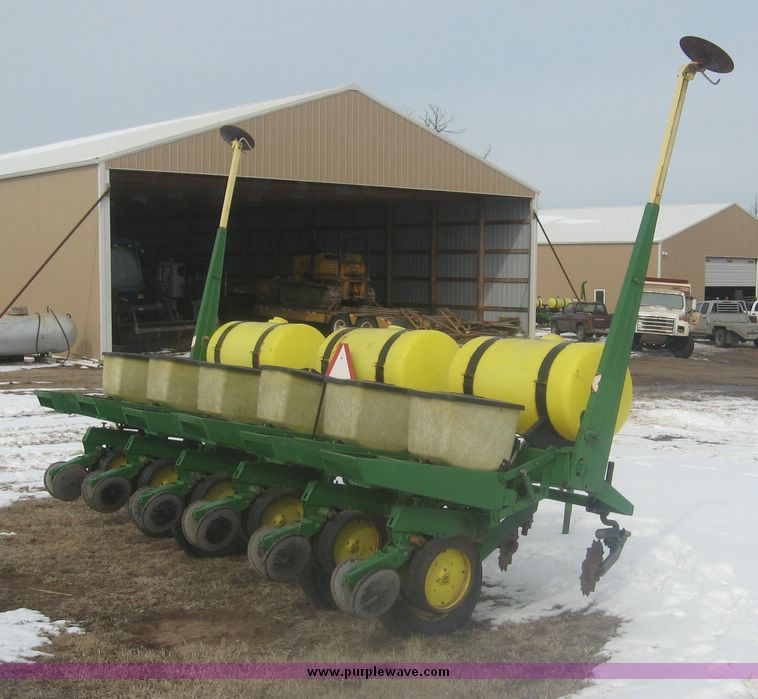 image for item 3934 John Deere 7000 planter