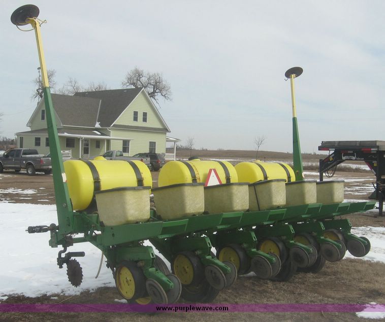 image for item 3934 John Deere 7000 planter