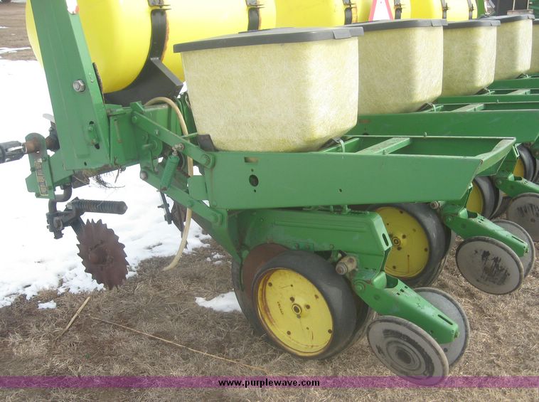 image for item 3934 John Deere 7000 planter