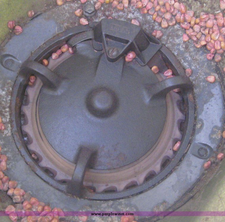 image for item 3934 John Deere 7000 planter