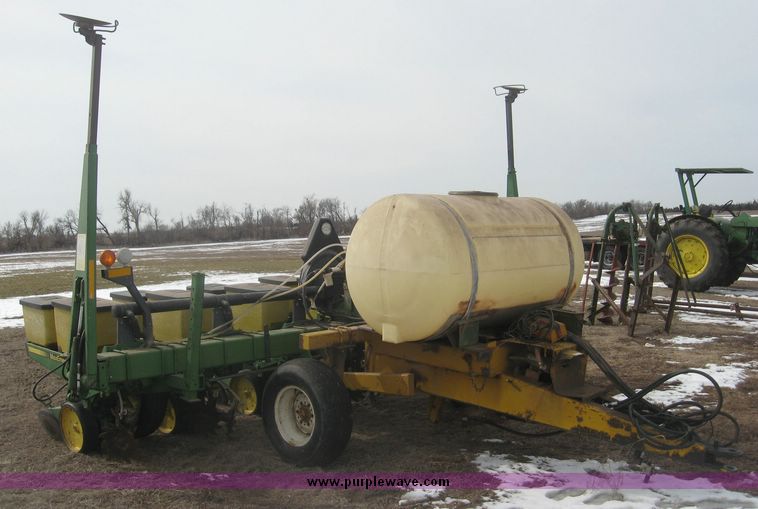 image for item 3940 John Deere 7300 MaxEmerge2 vacuum planter with pull type attachment