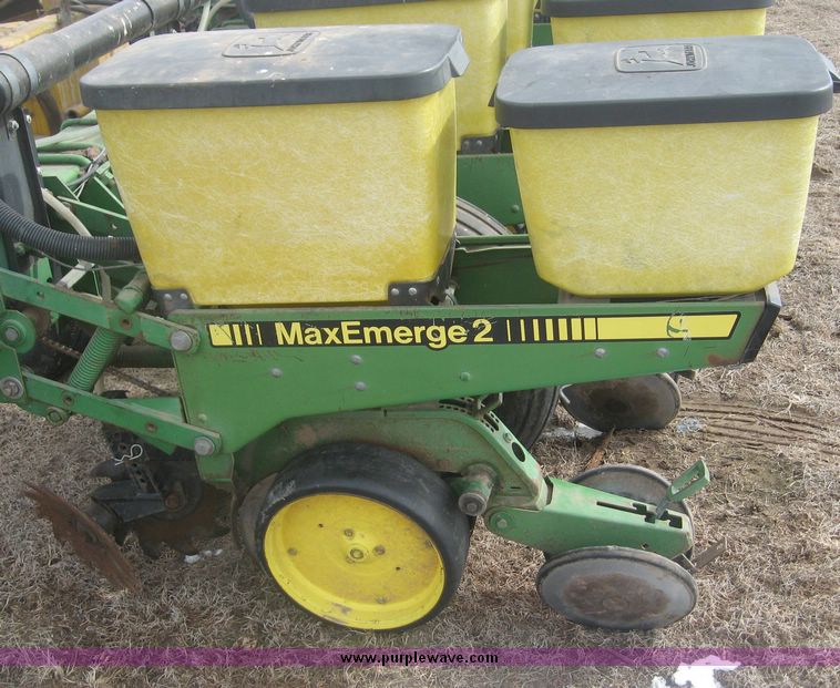image for item 3940 John Deere 7300 MaxEmerge2 vacuum planter with pull type attachment