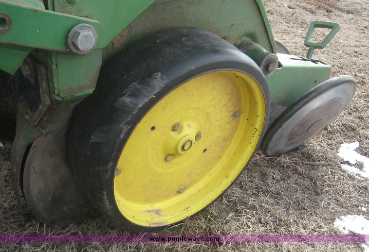 image for item 3940 John Deere 7300 MaxEmerge2 vacuum planter with pull type attachment