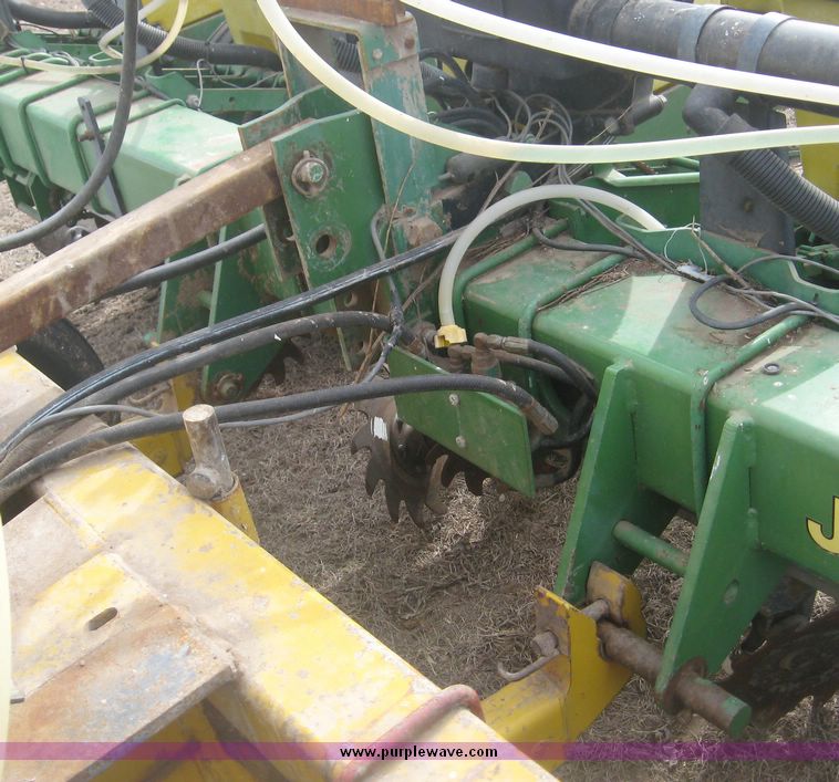 image for item 3940 John Deere 7300 MaxEmerge2 vacuum planter with pull type attachment